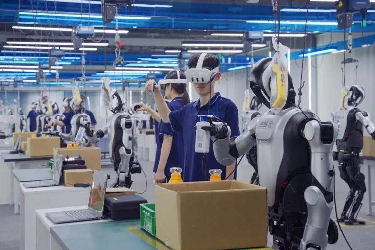 为什么活蹦乱跳的人形机器人背后,总能看到VR头显的身影?