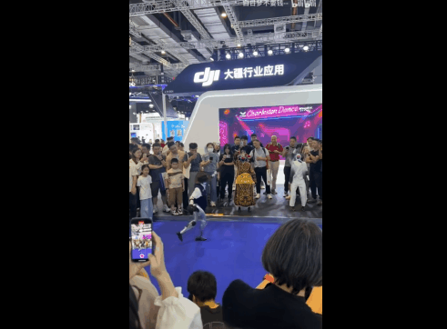 为什么活蹦乱跳的人形机器人背后,总能看到VR头显的身影?