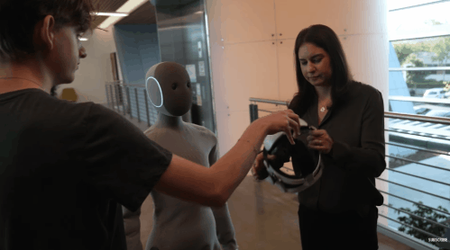 为什么活蹦乱跳的人形机器人背后,总能看到VR头显的身影?