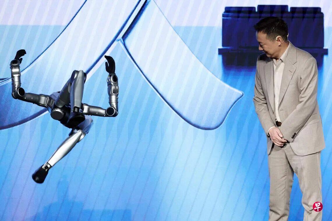 荣耀推出首款人形机器人和机器人手机| 联合早报