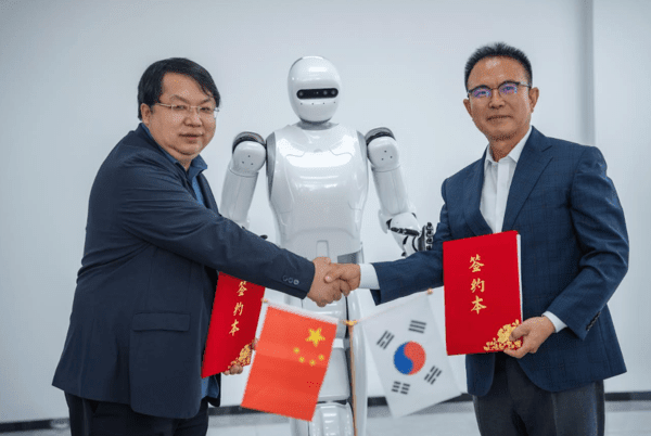 GI Tech 董事长李仁英（右）和 YMBot 董事长徐亮（左）。