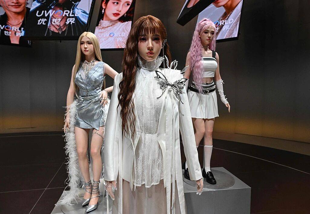 优必选仿生机器人引热议人形机器人正迎来加速发展的重要节点