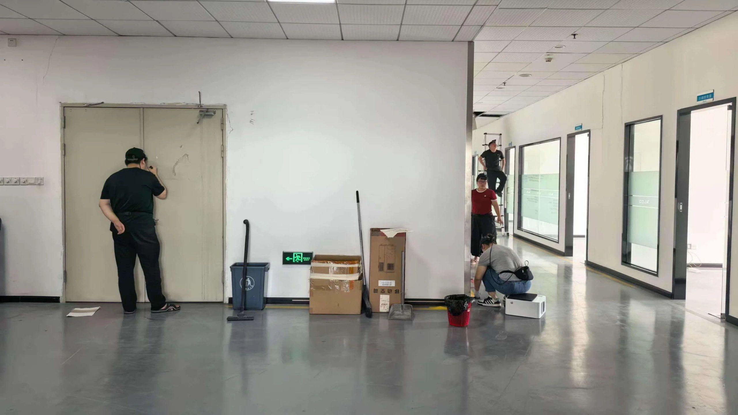 在广州黄埔区一处旧办公室改造的“数采基地”,数采员在其中反复完成各种家务劳动。这是目前数据采集公司最常见的场景之一,也是市场认为机器人能率先实现落地的任务。(受访者提供) 在广州黄埔区一处旧办公室改造的“数采基地”,数采员在其中反复完成各种家务劳动。这是目前数据采集公司最常见的场景之一,也是市场认为机器人能率先实现落地的任务。(受访者提供)